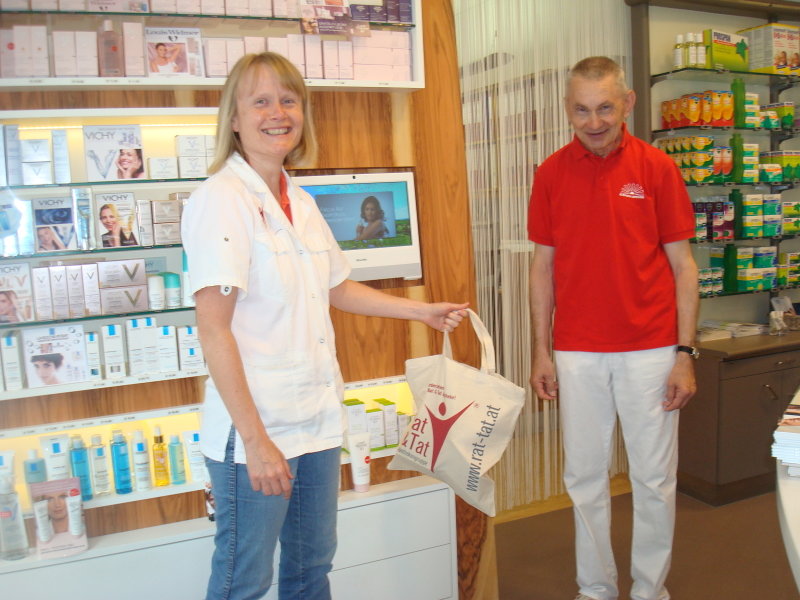 Überreichung eines Geschenks in der Flachgau Apotheke